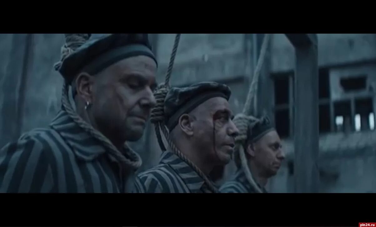 Рамштайн Дойчланд клип. CD Rammstein: Deutschland. Рамштайн Дойчланд актриса. Тиль Линдеман в клипе Дойчланд. Клип немецких групп