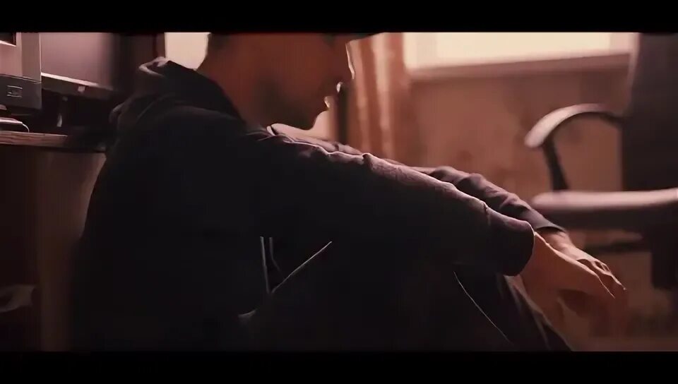 обжигающий ветер перекатывал по центральной улице обрывки