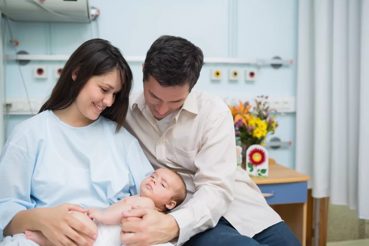 Родать. Женщина с ребенком в роддоме. Семья в роддоме.