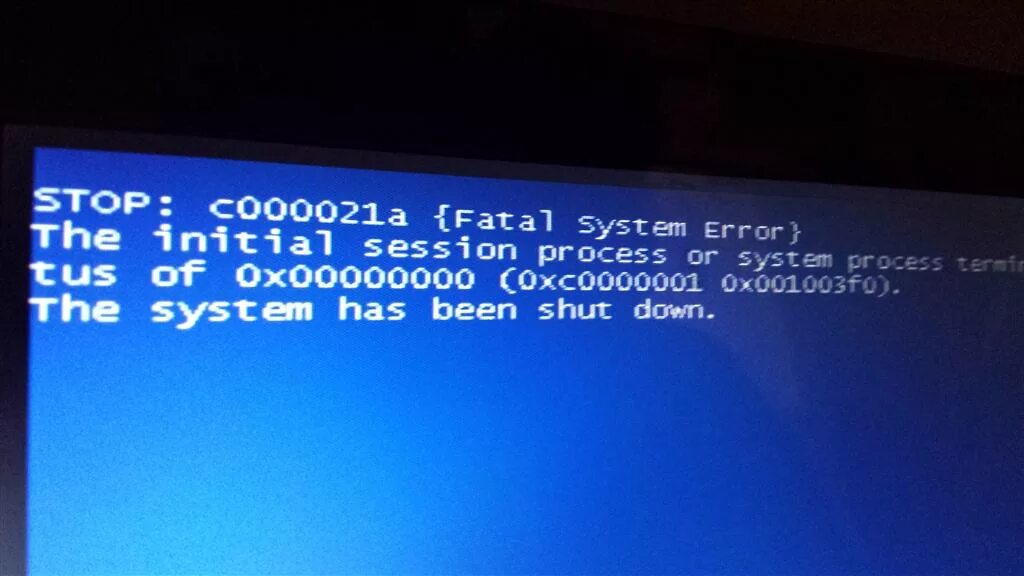 System error s. Синий экран смерти c000021a. Фатальная ошибка виндовс. Ошибка 0x0000021a. Системная ошибка синий экран.