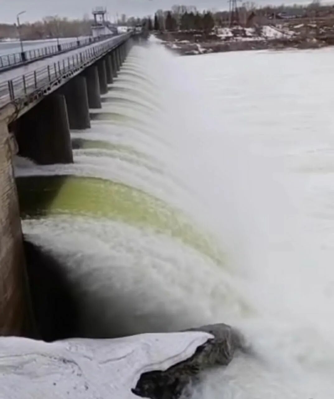 Сергеевское водохранилище Казахстан 2024. Курейское водохранилище плотина. Перелив воды.