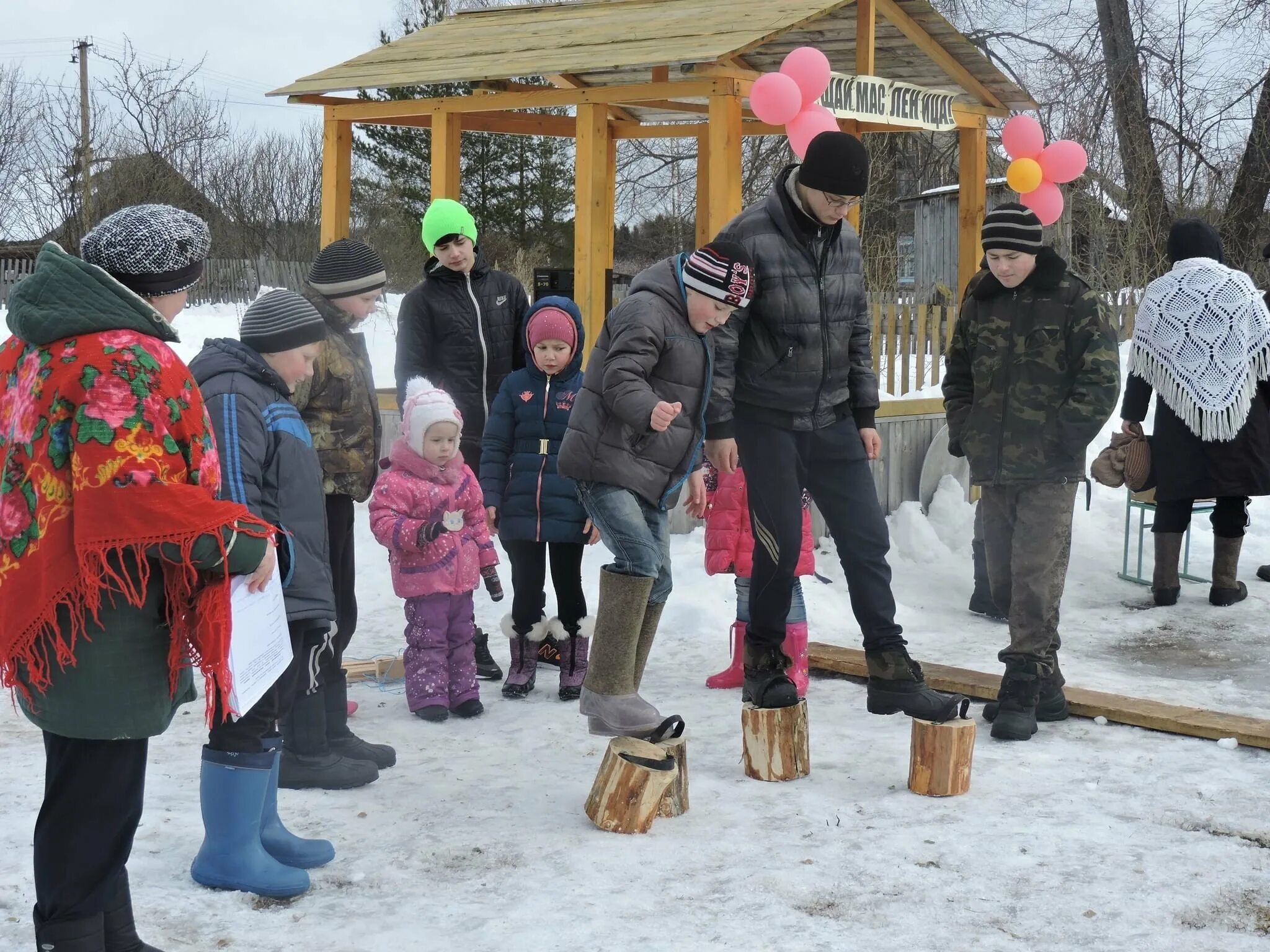 развлечения на масленицу на улице. спортивные забавы на масленицу. карусель на масленицу. уличные забавы на масленицу. забавы на масленицу на улице.