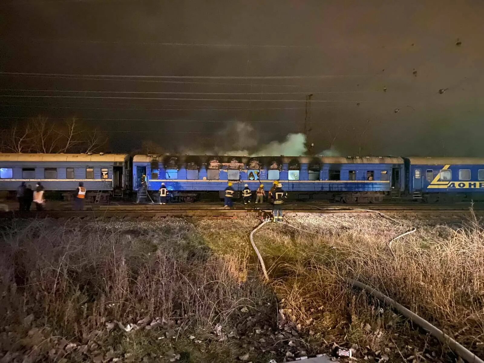 Железная дорога мариуполь. Станция Мариуполь сгоревшие вагоны. Железная дорога Мариуполь Донбасс. Мариуполь ЖД вокзал сейчас.