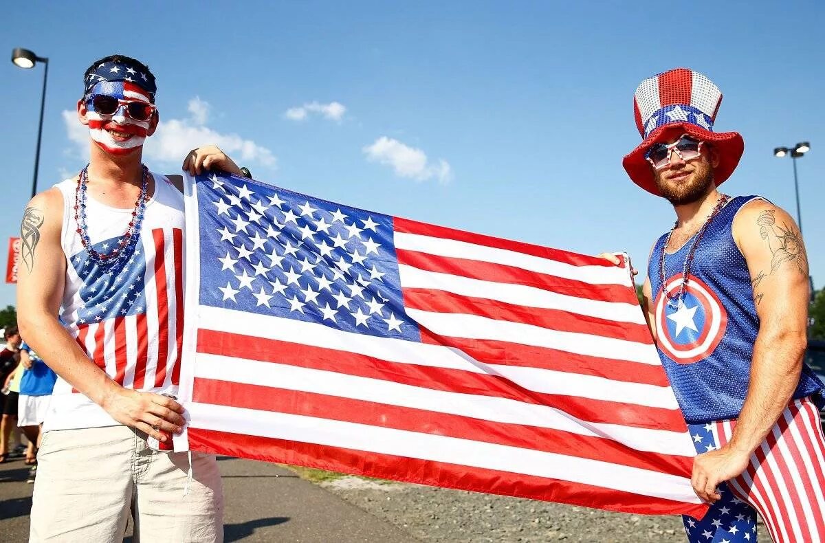 Америка образ жизни. Америка для американцев. Человек с флагом США. Человек Америка. Американский образ жизни.