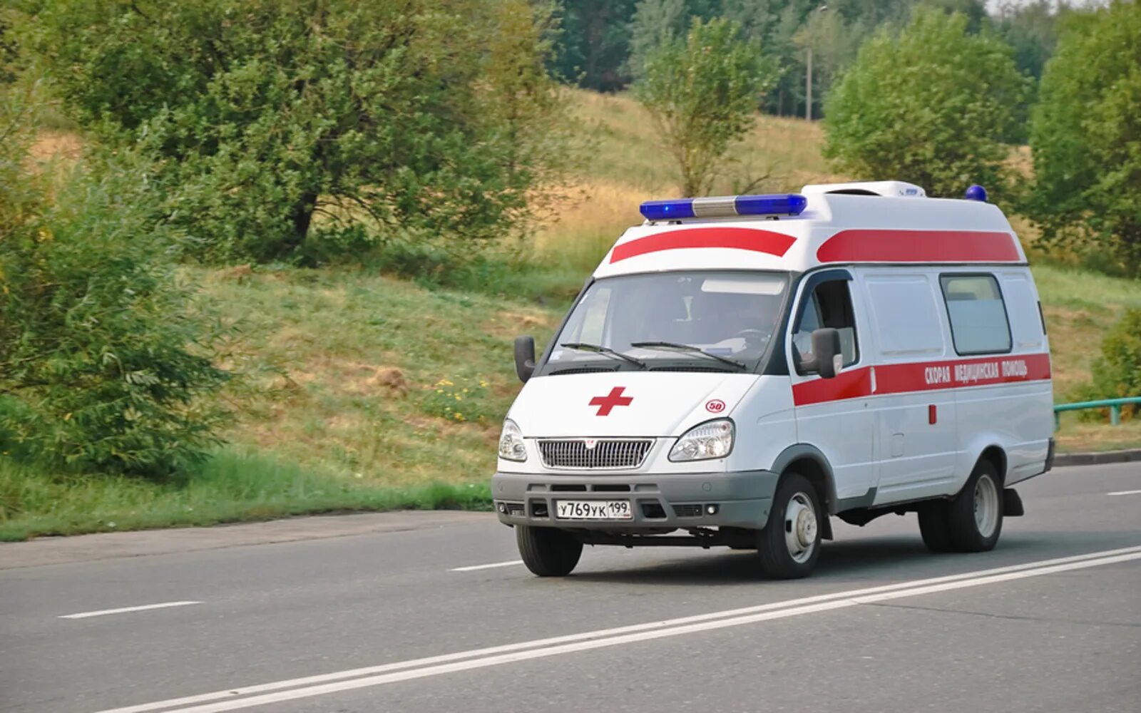 Вызвать машину скорой помощи. Автомобиль скорой помощи. Машина скорой помощи мчится. Скорая на дороге. Скорая едет.