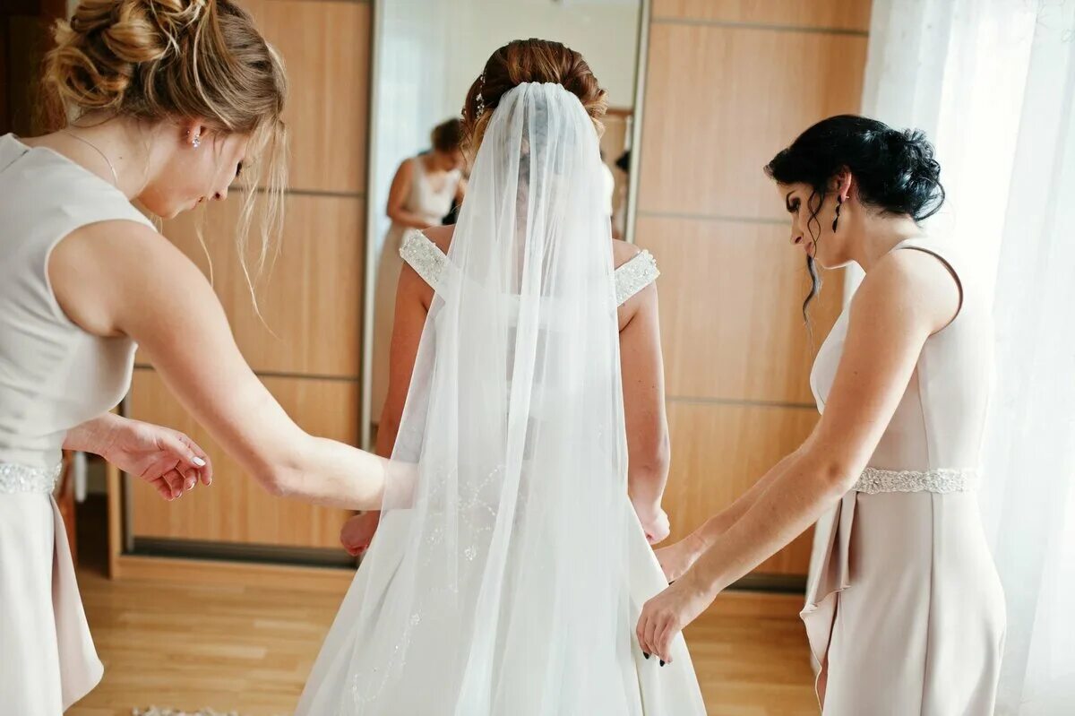 Невесты без. Подруги невесты. Свадьба невеста. Невеста одевается. Почему невесту называют невестой