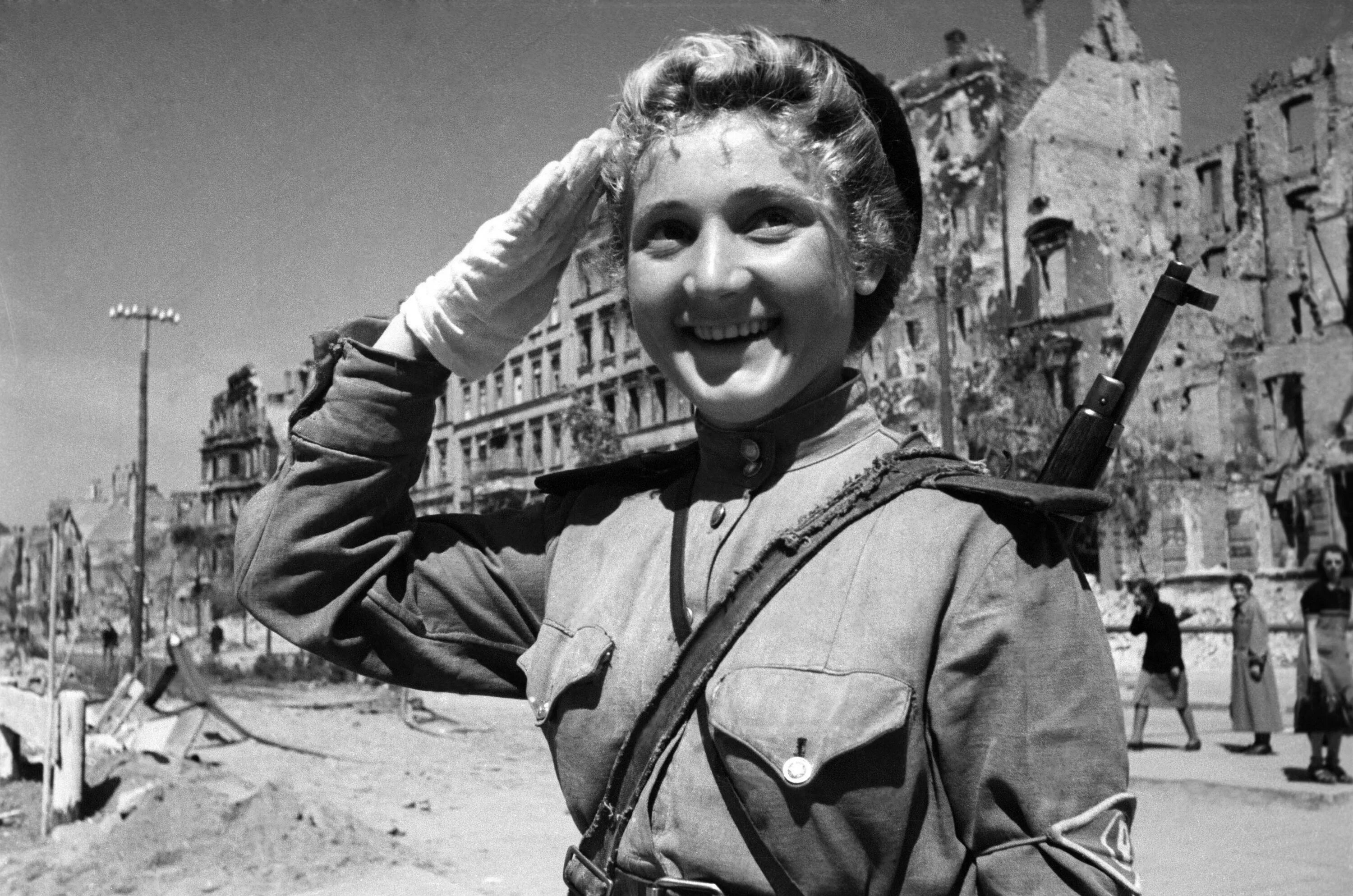 Военная хроника 1945. Регулировщица в Берлине 1945. Девушка регулировщица Берлин 1945. Регулировщица в Берлине.