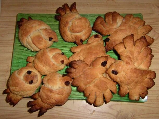 Жаворонки севастийские мученики. Птички из сдобного теста. Жаворонки из теста. Булочки жаворонки. Птички из сдобного теста.