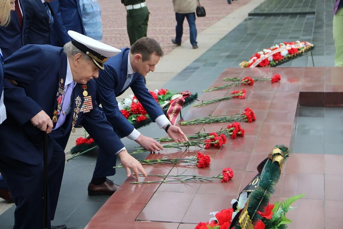 Возложение цветов к могиле неизвестного солдата. Возложение венков к Вечному огню. Возложение цветов к памятнику неизвестного солдата. Возлагают цветы к Вечному огню. Возлагать гвоздики