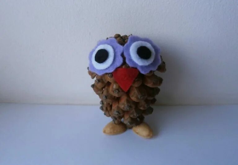 Совушка из шишки и пластилина. Пластилин. Сова из шишек и пластилина. Совы из шишек и фетра. Совята из шишек и пластилина.