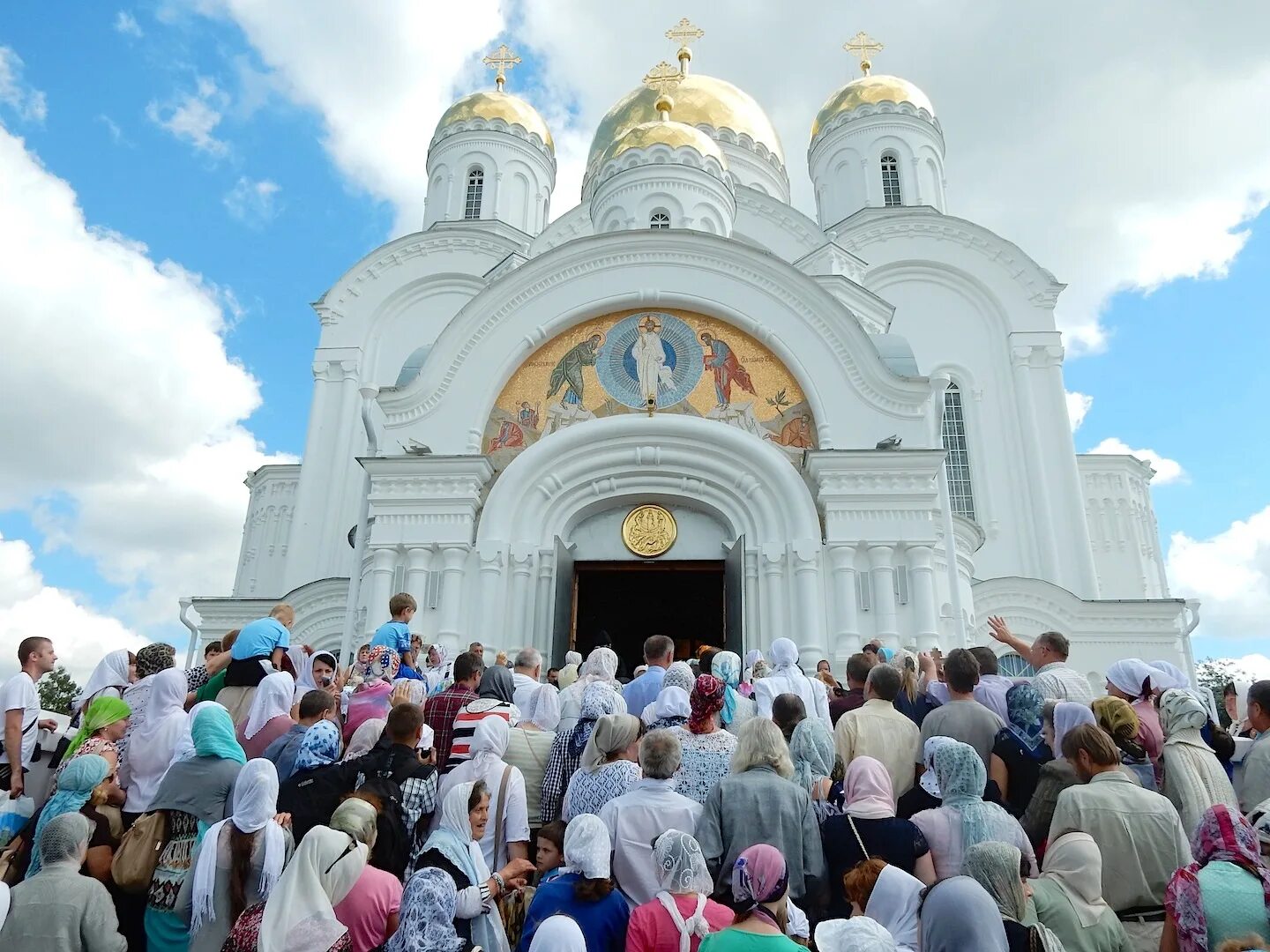 Погода в дивеево на неделю. Дивевохрам Андрея Первозванного. Храм Дивеево Христос Воскресе.