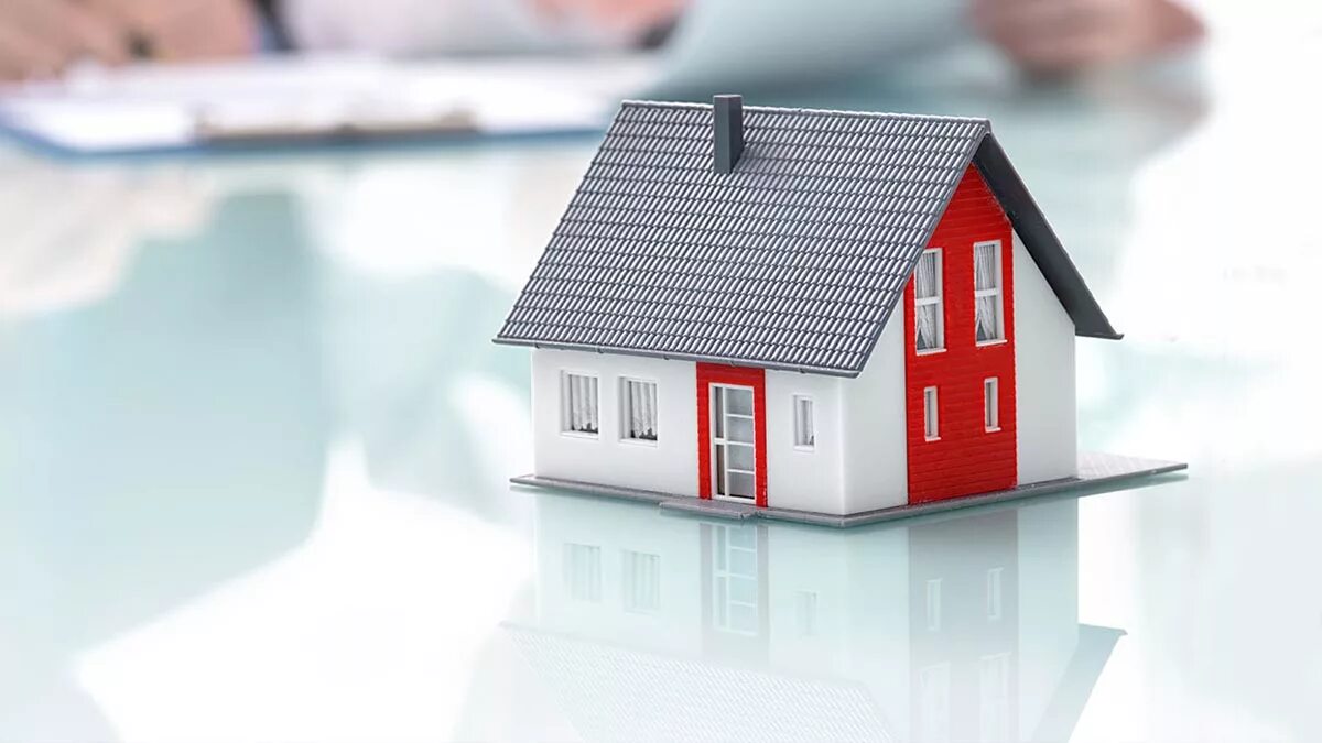 как выгодно продать квартиру. объявление агентства недвижимости. риэлтор. риэлторские услуги логотип. золотой ключ от квартиры.