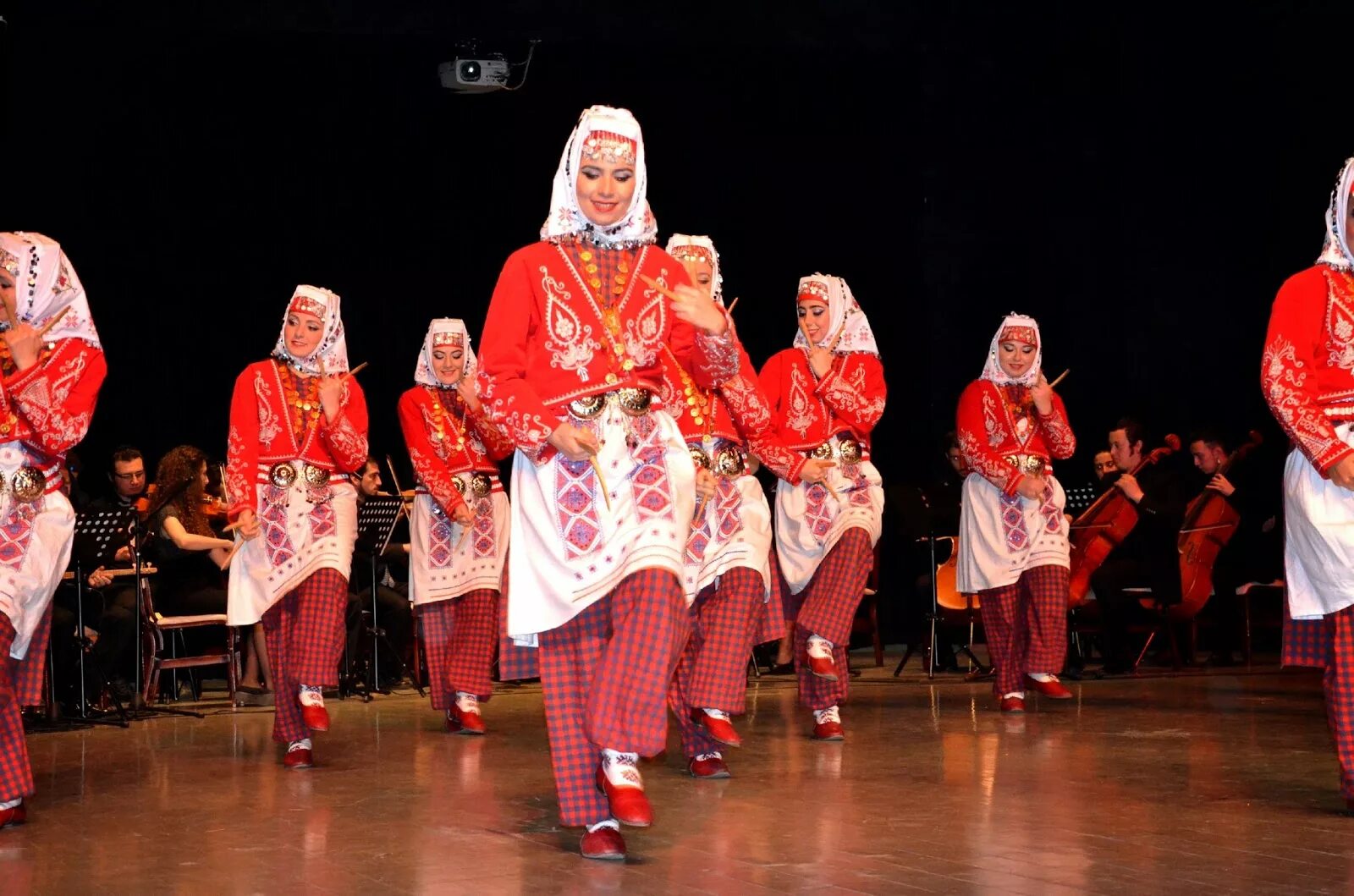 Национальный танец турков. Турецкий народный танец халай. Халай танец в турции. Турецкий танцевальный костюм. Халай танец в турции.