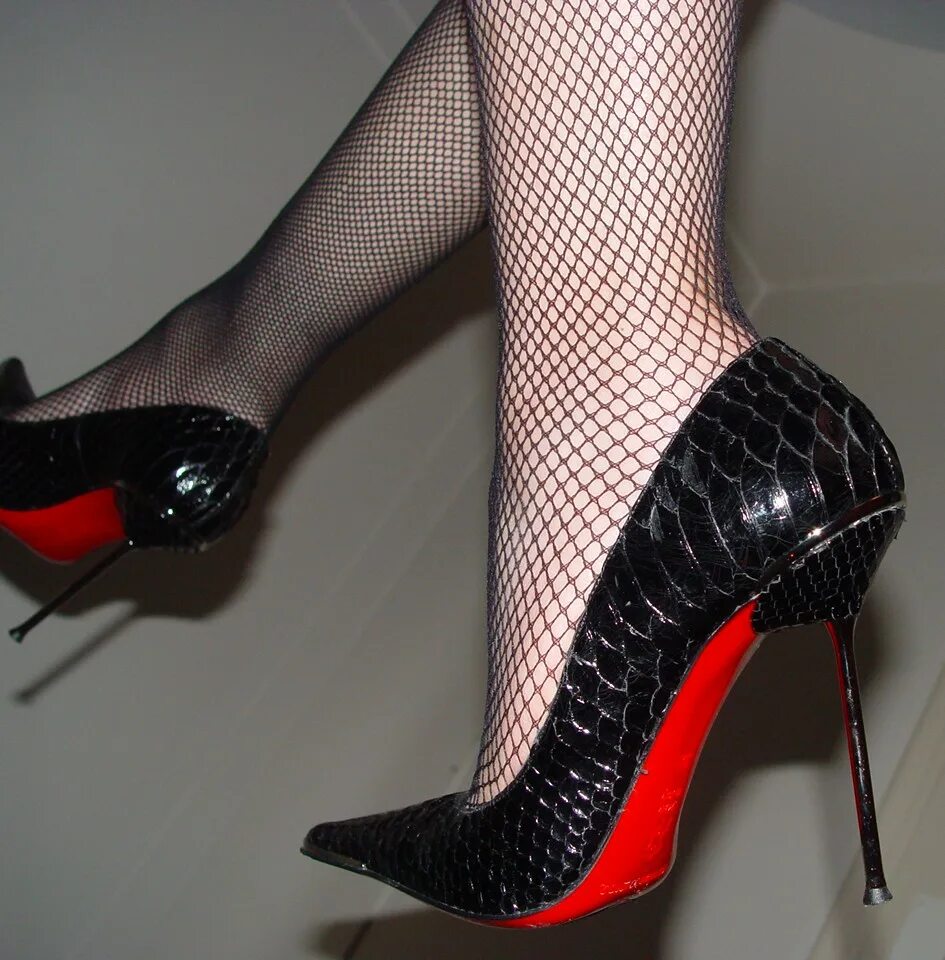 Трамплинг следы от каблуков. Туфли для трамплинга. Lovelysoles луана. Деревенский трамплинг. Трамплинг что это.