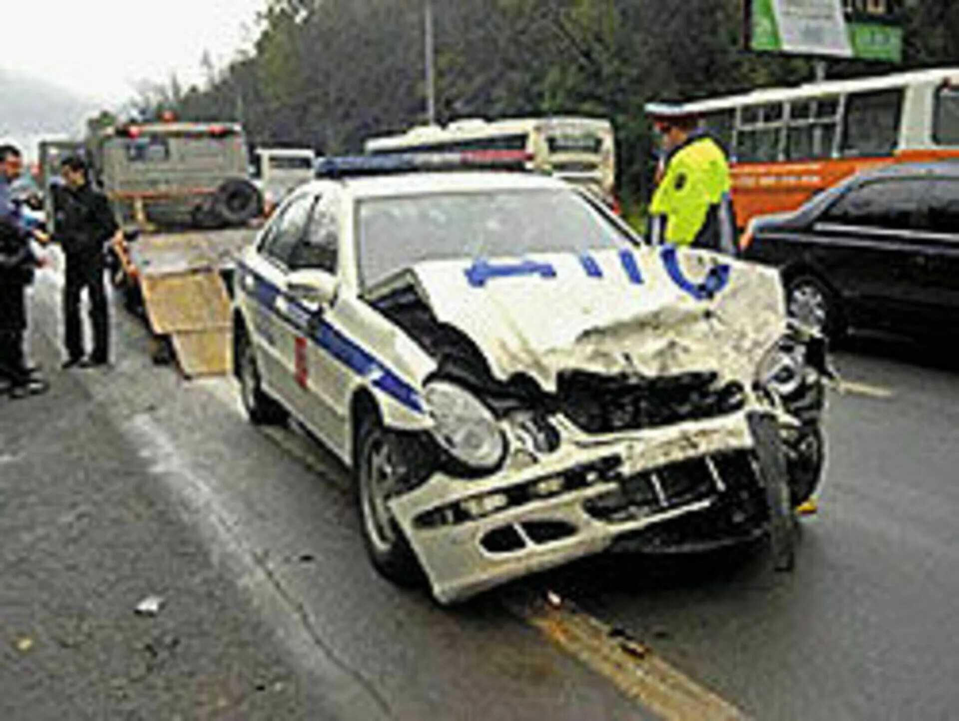 Разбитая Полицейская машина. Разбитые машины полиции. Разбитые полицейские машины