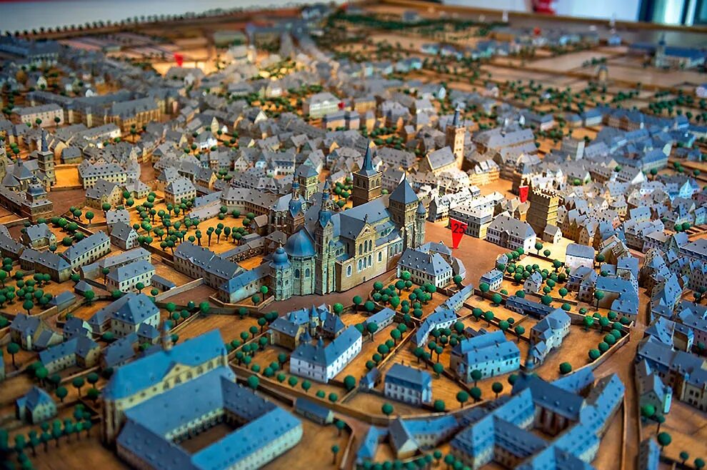 Макет старого города. Макет города. Макет старой нарвы. Макет города 16 века. Археологический музей москвы на манежной площади.