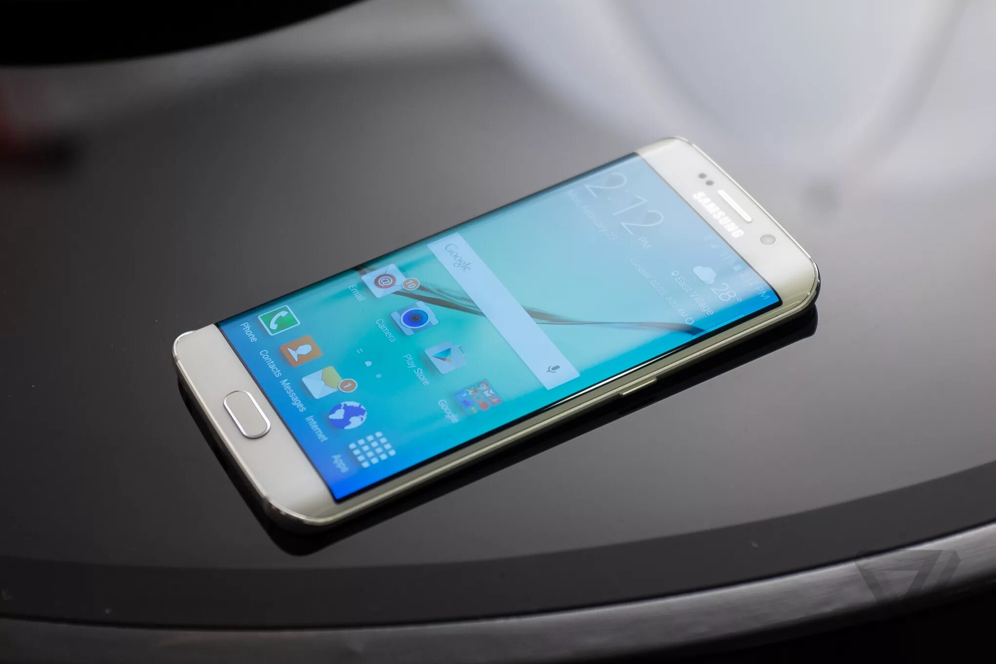 Гнутый самсунг. Смартфон Samsung Galaxy s6 Edge. Samsung Galaxy s6 Edge 2015. Самсунг с выпуклым экраном s6 Edge. Самсунг галакси с 6 с изогнутым экраном.