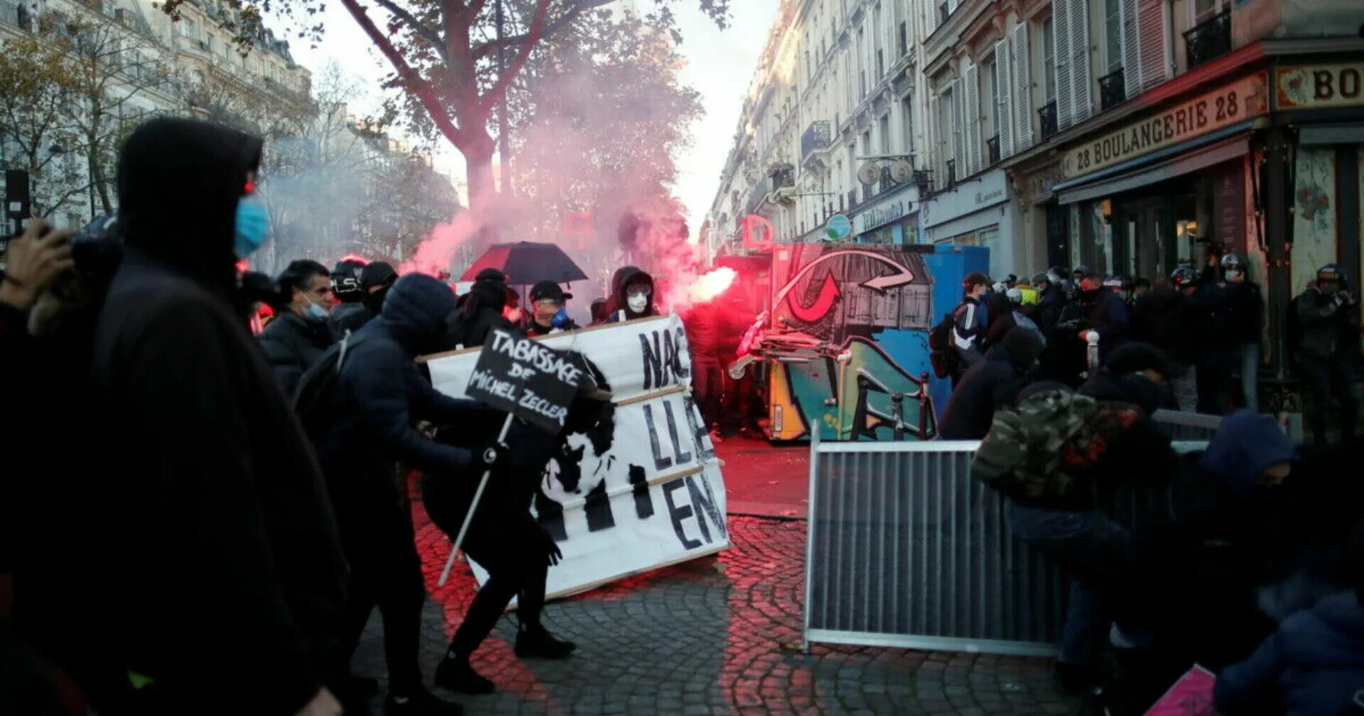 Крушение париж. Протесты во Франции 2022. Протесты во Франции 2020.