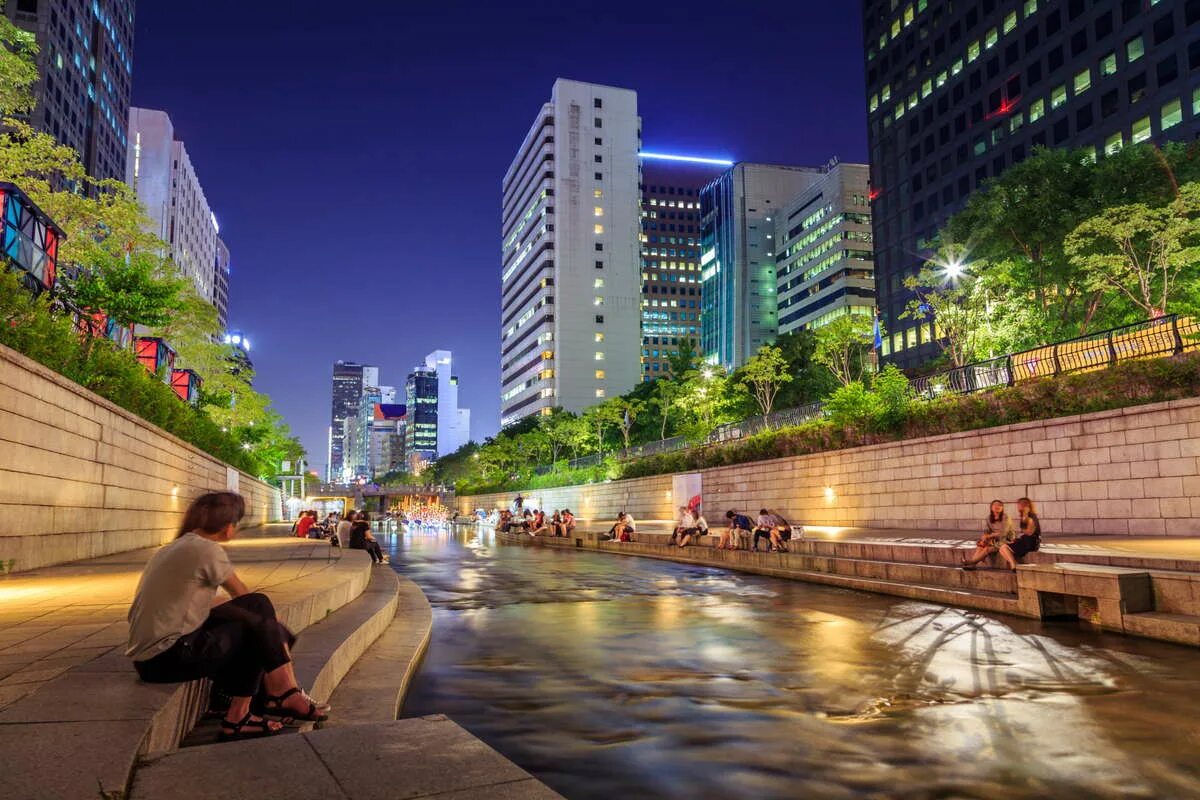 Куда сеул. Чхонгечхон в сеуле. ручей cheonggyecheon сеул. южная корея парк чхонгечхон. сеул набережная чхонгечхон.