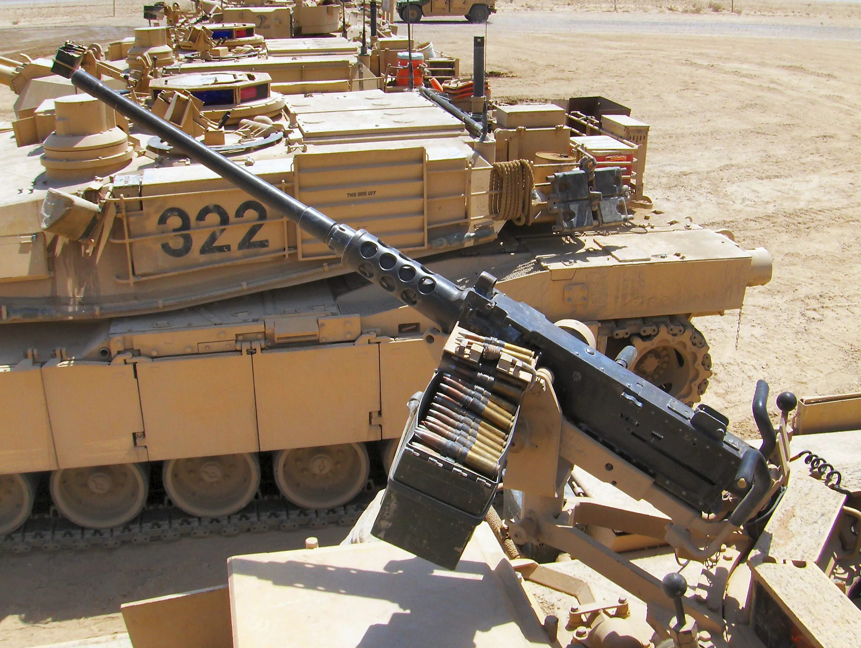 Tank guns. M1a2 Abrams пулемет. Abrams m1a2 пушка. A1/a2 m2/m1. M1 Абрамс 105mm.