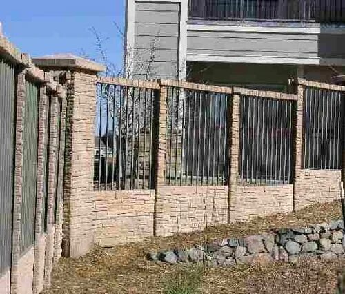 Можно ли соседями ставить глухой забор. Забор между соседями. Забор между участками. Забор на участке между соседями. Глухой забор.