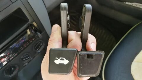 Где рычаг открытия капота