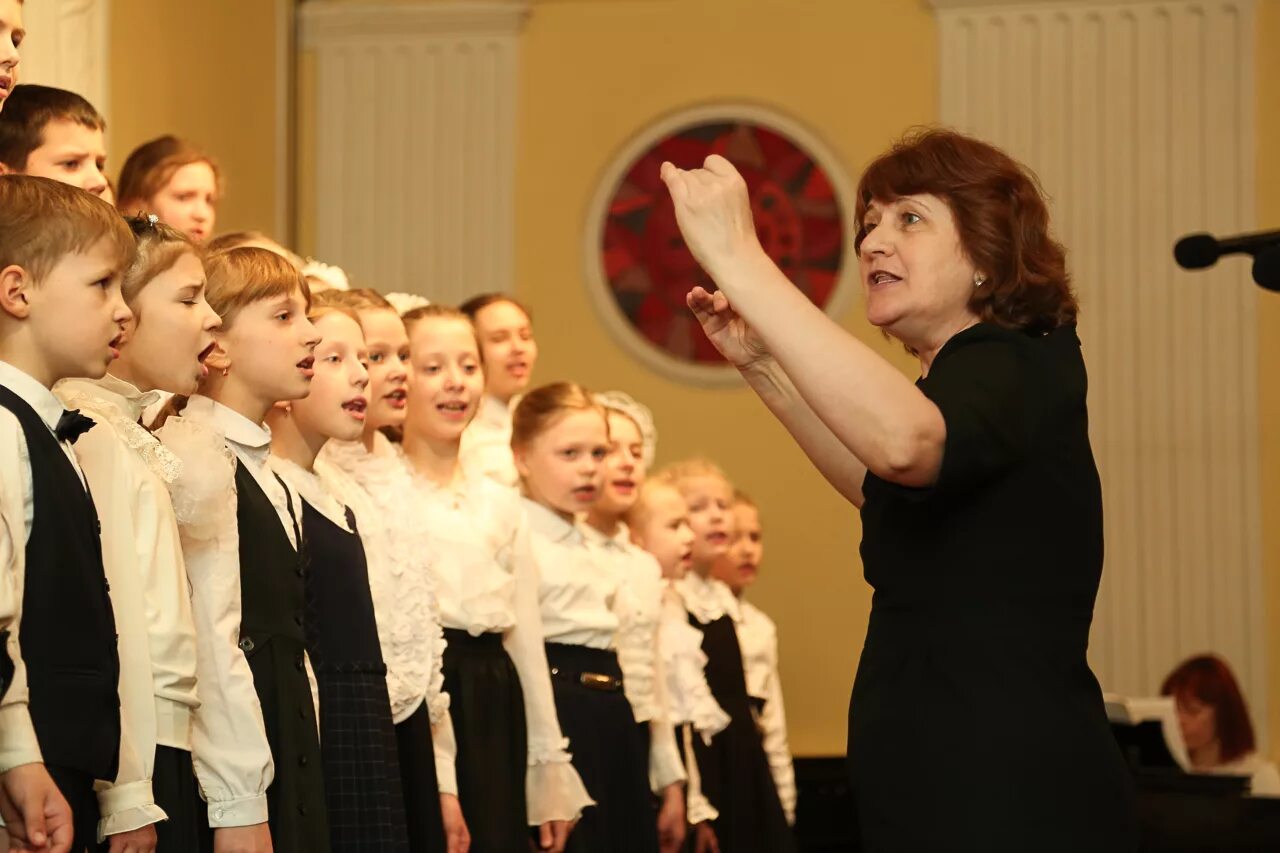 детский хор в школе. уроки хора. уроки хора. хоровой кружок в школе. занятия по хору.