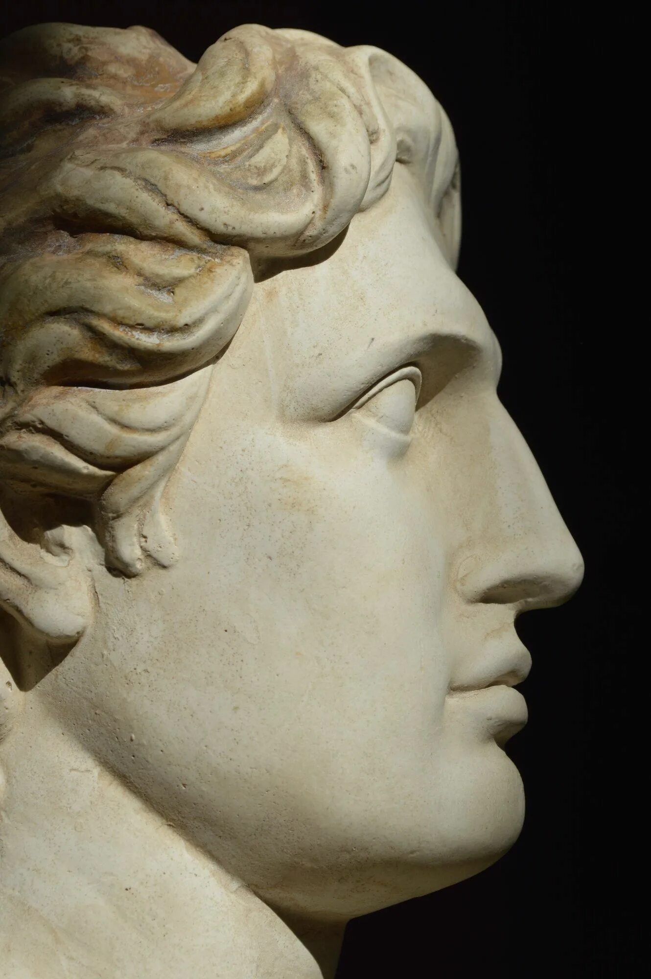Нос в древности. Скульптура греческий нос. Античная статуя в профиль. Римский профиль.