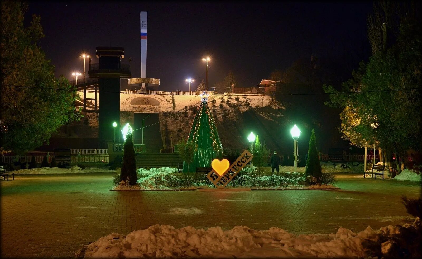 Черкесский парк. Черкесск парк зеленый остров. Ночной зеленый остров Черкесск. Карачаево Черкесия зеленый остров. Зеленый остров Черкесск ночью.