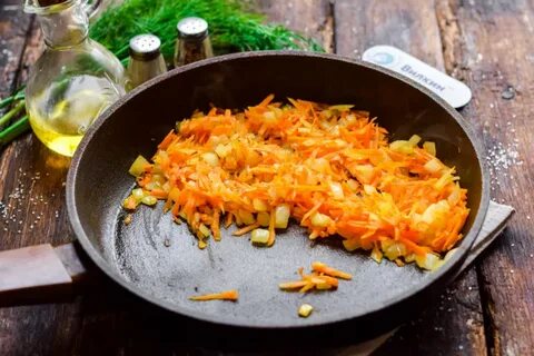 Рис на сковороде с луком и морковкой
