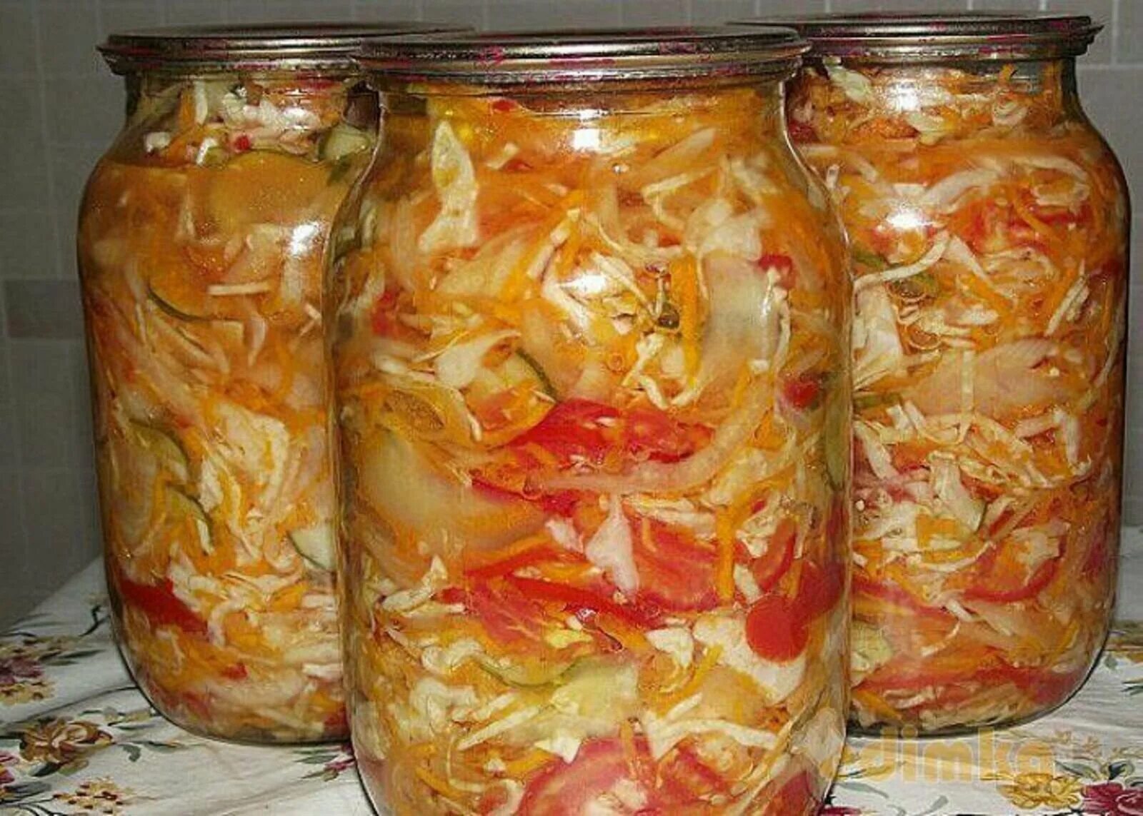 Рецепт капуста с морковью на зиму. Салат осенний на зиму. капустный салат на зиму. салат с капустой на зиму. салат с капустой и морковью на зиму.