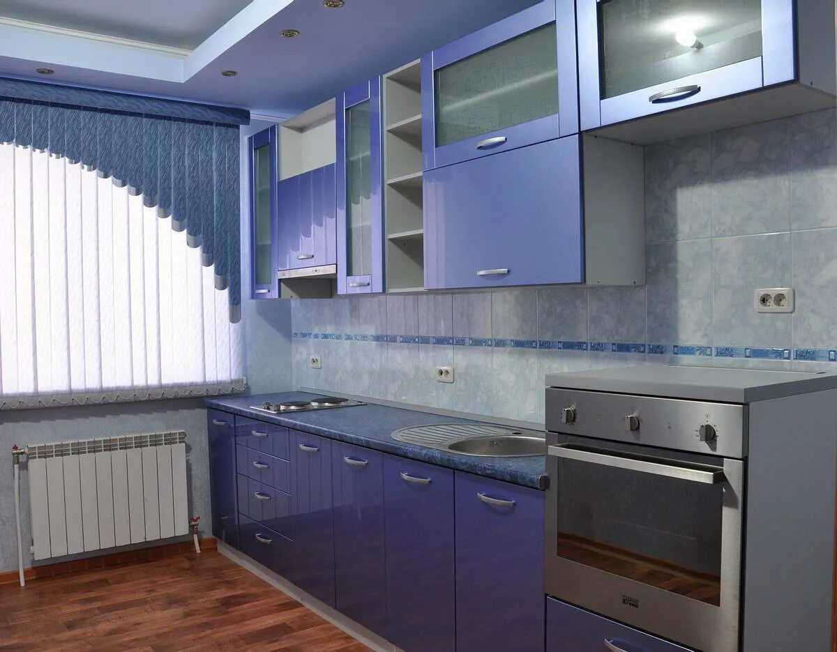 Кухни под ключ спб. Синий кухонный гарнитур. Ремонт кухни дизайн. Кухня в синем цвете. Бюджетная отделка кухни.