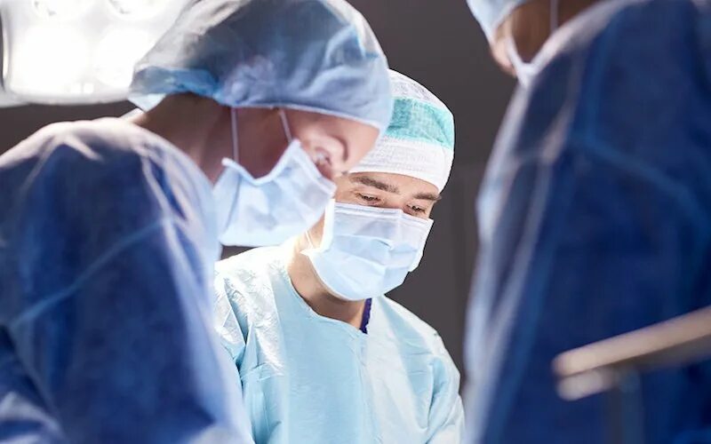 Операция опасно или нет. Хирургическая операция. медицинские работники хирурги.