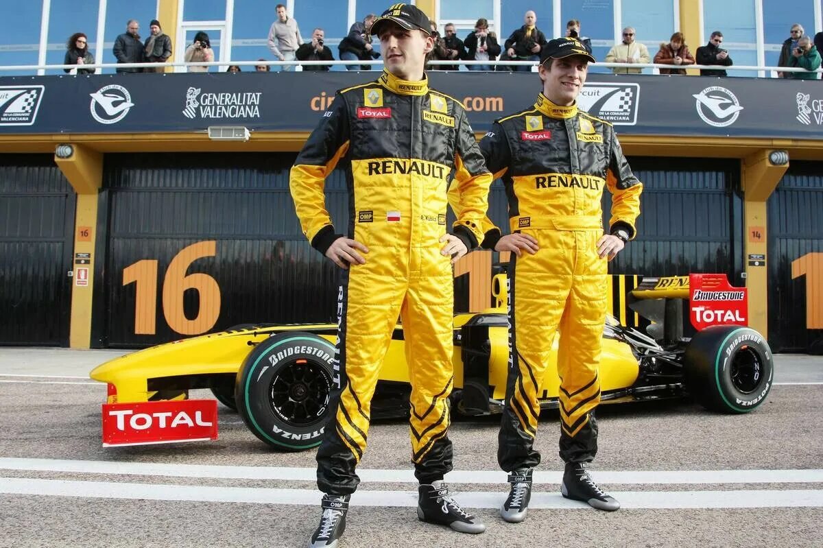 Газ в формуле 1. Renault f1 2010. Renault f1 Team 2010. Renault f1 Team 2011.