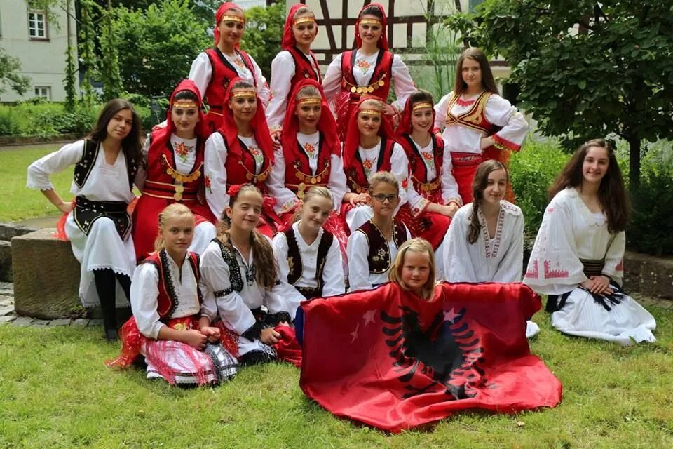 Албанец житель албании. Население страны албания. Албания национальный костюм. Этнические албанцы. Албанцы пеласги.