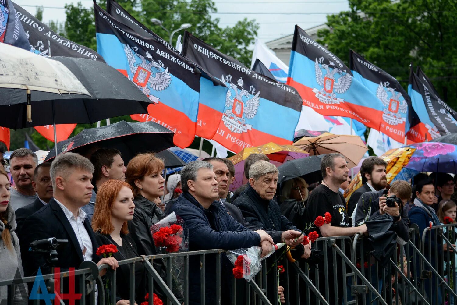 Днр и лнр в 2014 году. Митинг Донецкая народная Республика 2014. ДНР митинг. Жители Донецка.