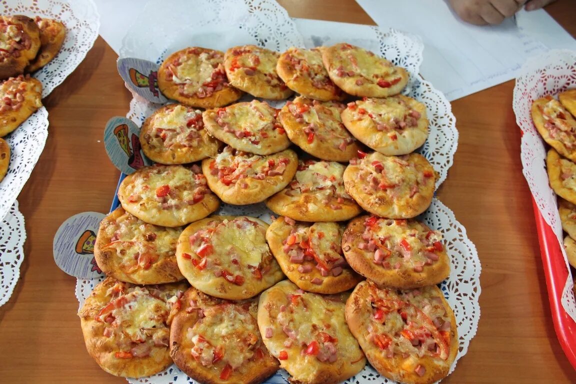 Мини пицца как в столовой. Школьная пицца. пицца столовая. пицца из школьной столовки. пицца в столовой школы.