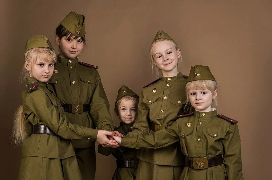 Семья 23 февраля. Детская Военная форма. Дети в военной форме. Девочка в военной форме. Малыш в военной форме.