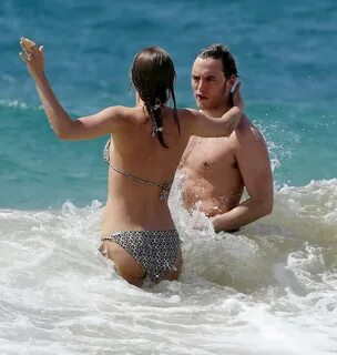 Laura Haddock w małym stringach ze swoim chłopakiem na plaży w...