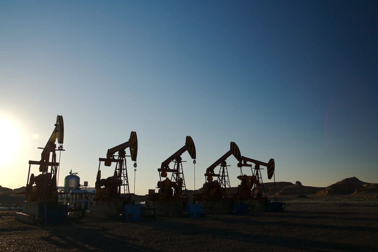 Дополнительная добыча нефти. Добыча нефти. карамай добыча нефти. добыча нефти в хмао. нефтедобыча в судане.