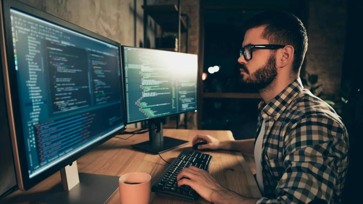 Программист java вакансии. Программист разработчик. программирование фото. программист за столом. программное обеспечение программиста.