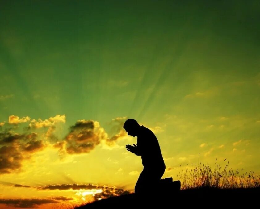 Молится в небо. На коленях перед Богом. Обращение к Богу. На коленях перед Господом. Молитва неба и земли