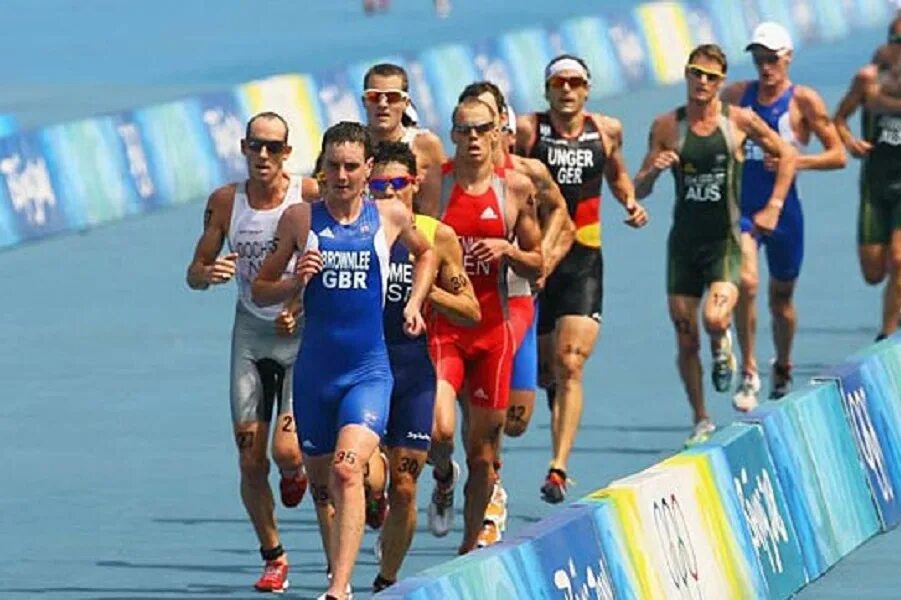 Ironman триатлон. Федоровский чемпион по плаванию. Триатлон финиш. Триатлон в бассейне. Чемпионы бега и плавания.