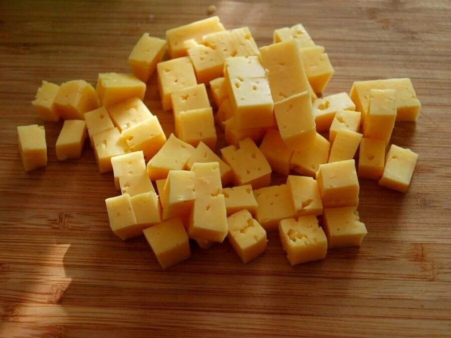 Нарезать квадратиками. Сыр Гауда кубики. Сыр порезанный. Сыр нарезанный кубиками. Сыр нарезанный кусочками.