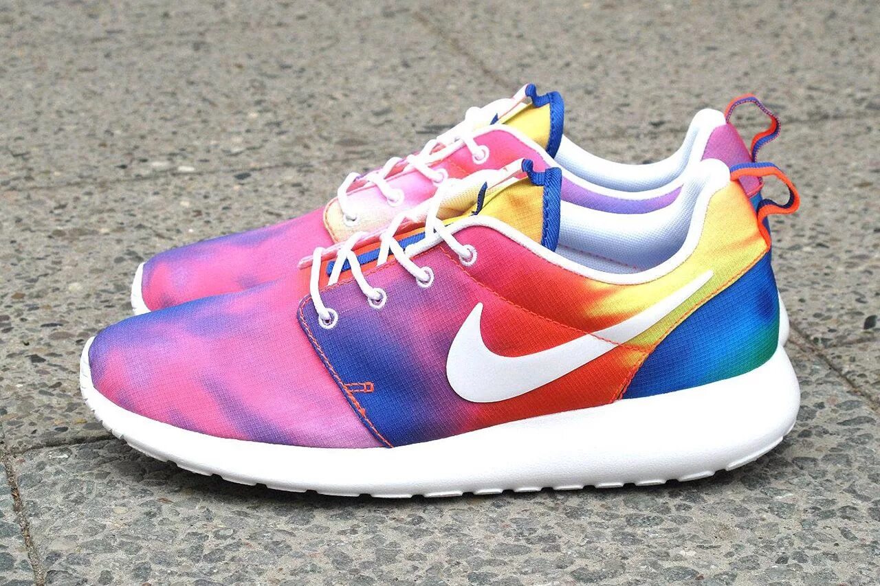 Nike Tie Dye кроссовки. Кроссовки найк Roshe Run радужные. Многоцветные кроссовки найк женские найк. Разноцветные кроссовки женские. Цветные кроссовки найк