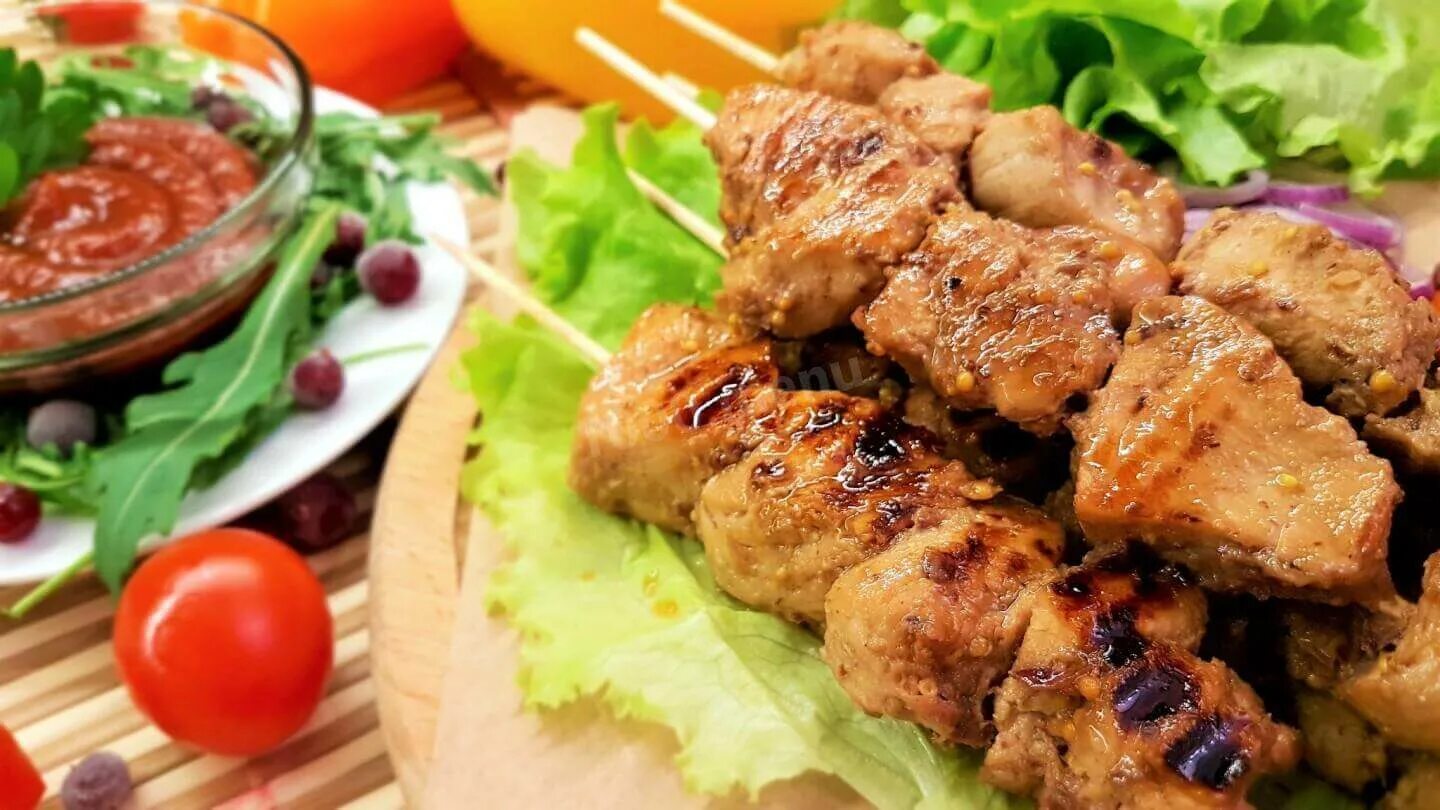 Сколько жарится шашлык из курицы. Шашлык из филе индейки. филе бедра индейки шашлык. шашлык из гузок индейки. шашлык курица.