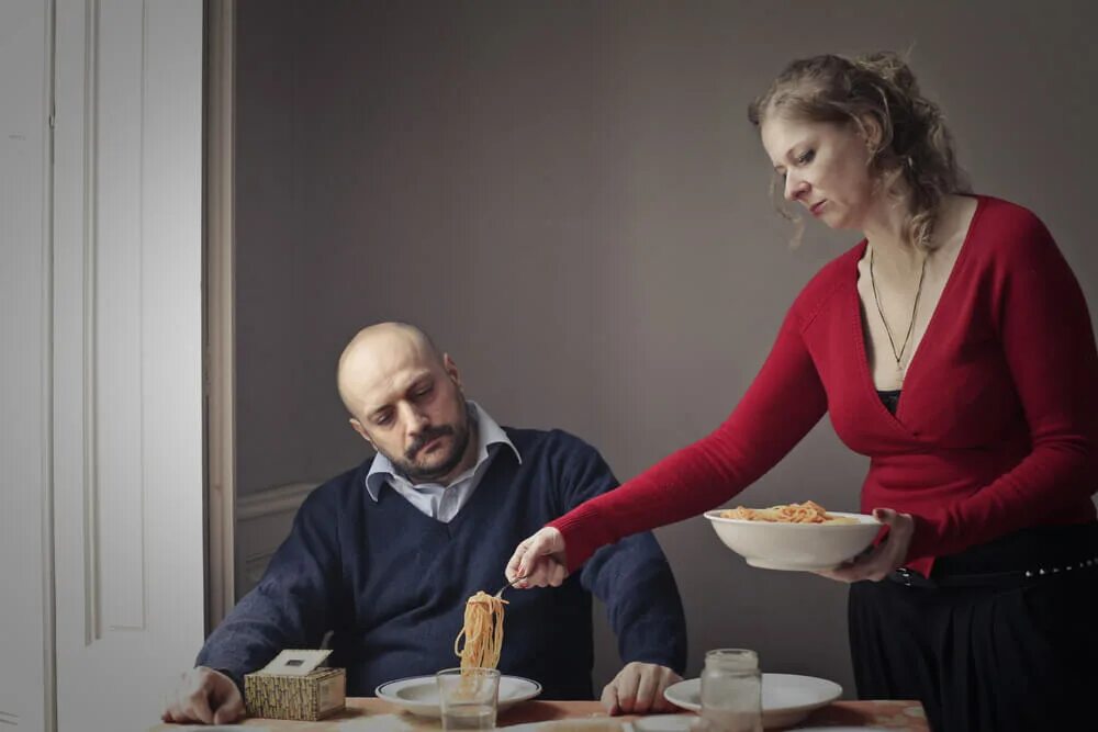 Семья спорит. Changed her husband. Женщина смотрит в телефон мужа. Мужчина маменькин сынок. Changed her husband.