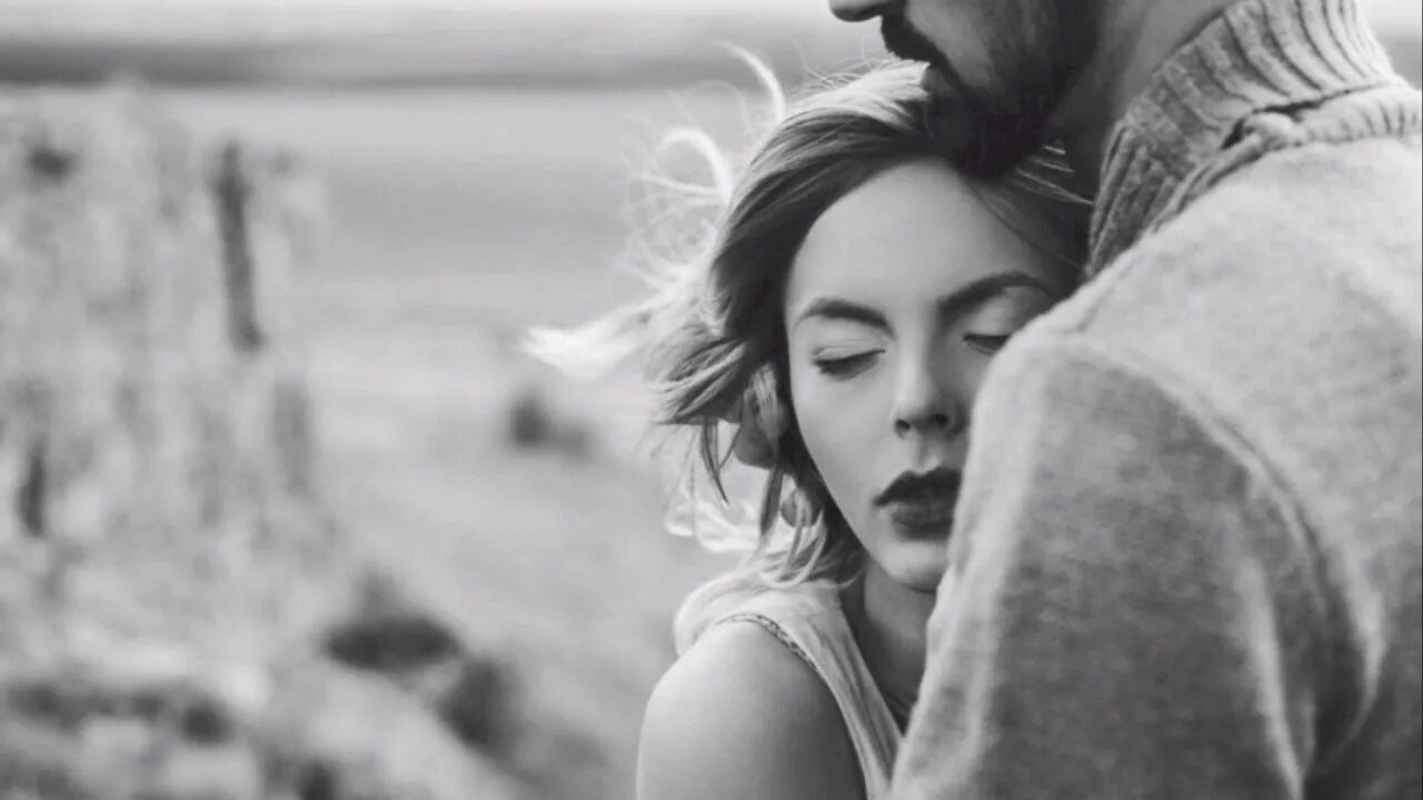 Наедине с женщиной. Мы с ней наедине. Парень и девушка сидят на пляже. Мы с ней наедине. Скамейка чб.
