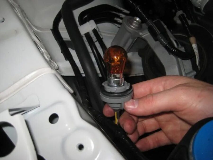 Замена лампочек ближнего света мазда. Лампа ближнего света Мазда СХ 5. Мазда CX 5 лампы ближнего света. Лампочки габаритов Mazda CX-5. Лампа ближнего света Mazda cx5.