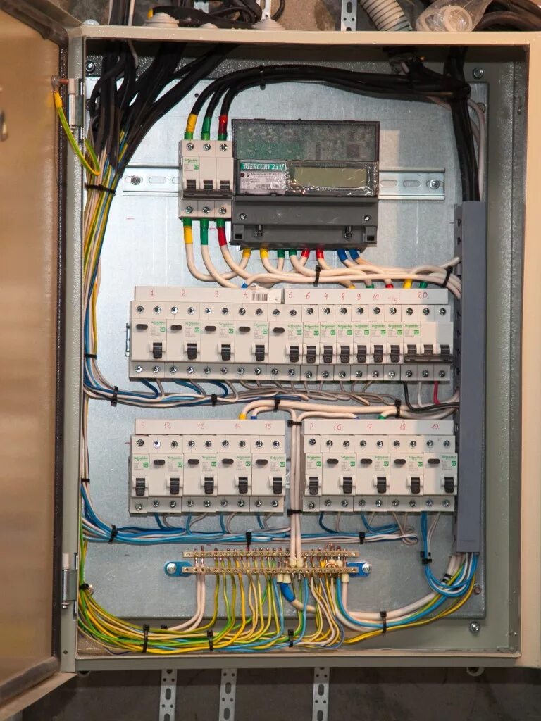 Электрический щит в частном доме. Сделать щиток в квартире. Расключенный квартирный щит. Электрощит с вводным кабелем 10 кв м. Распайка квартирного щита.